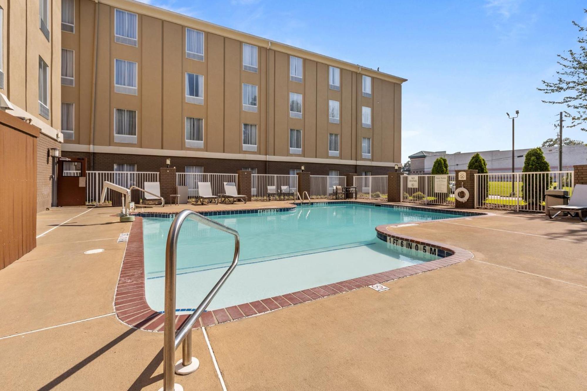 Holiday Inn Express Hotel & Suites Starkville, An Ihg Hotel Екстериор снимка